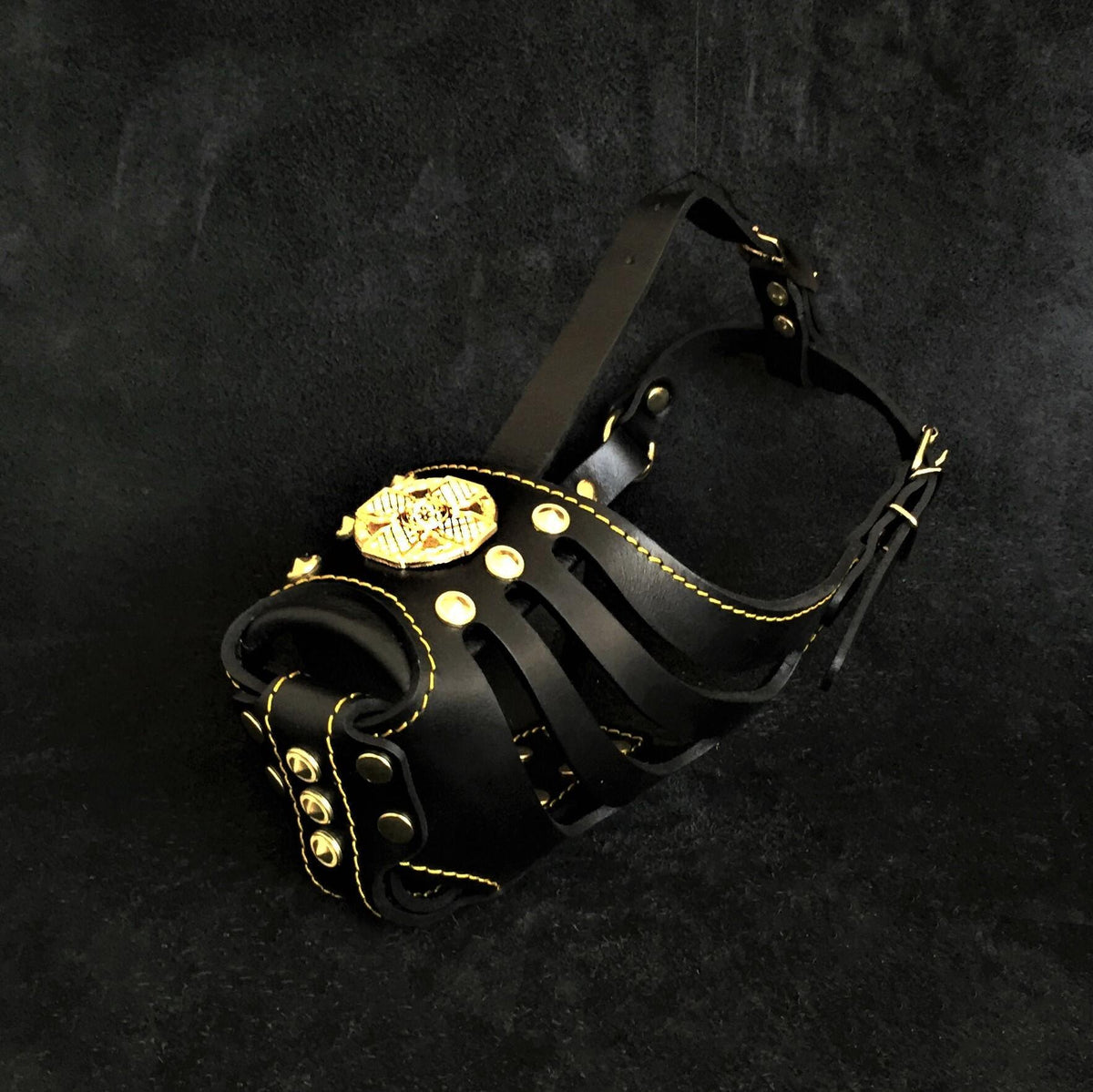 Bestia Maximus Leather Basket Muzzle – Black & Gold