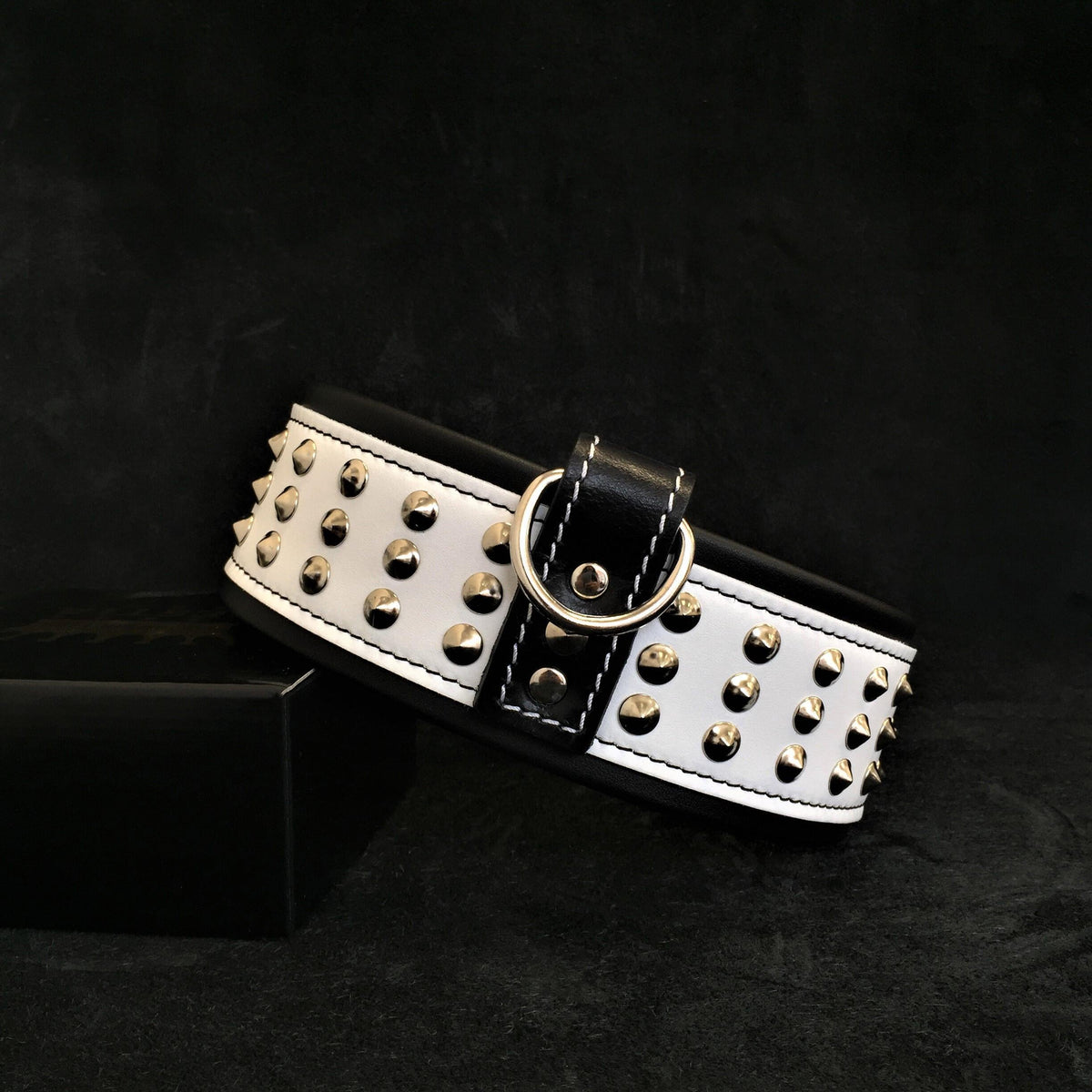 Bestia Star Leather Dog Collar