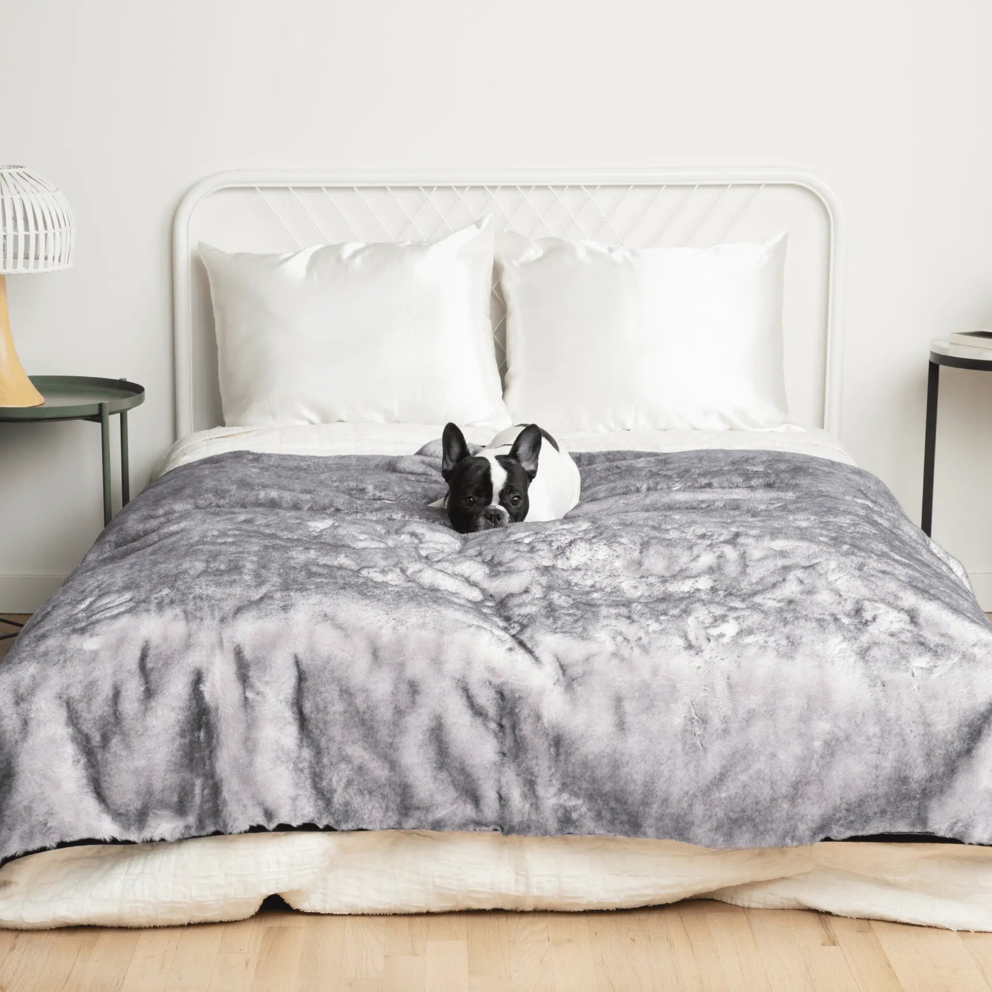 PupProtector™ Luxe Waterproof Faux Fur Blanket - Ultra Soft Chinchilla Paw.com