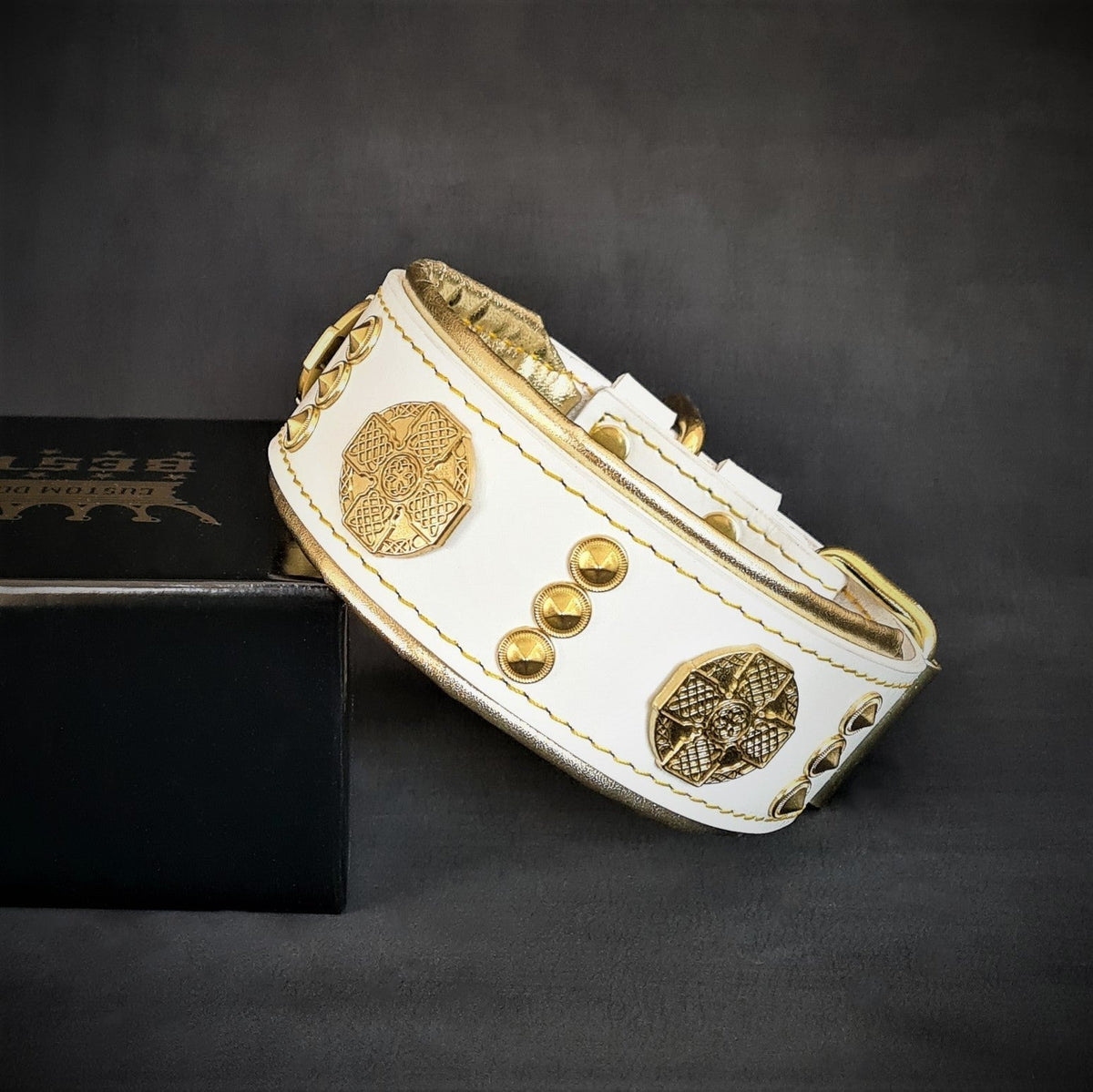 Bestia Maximus 2" Leather Dog Collar – White & Gold